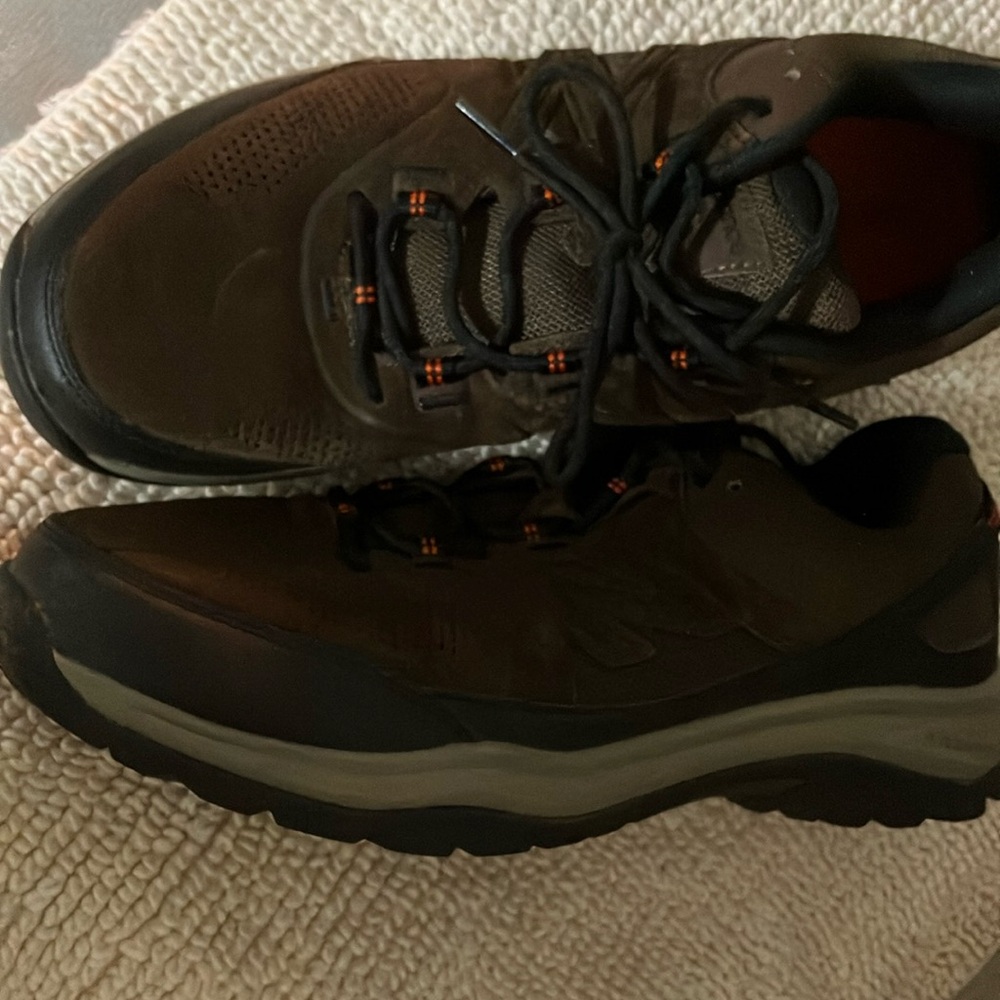 Mens New balance tennis shoe